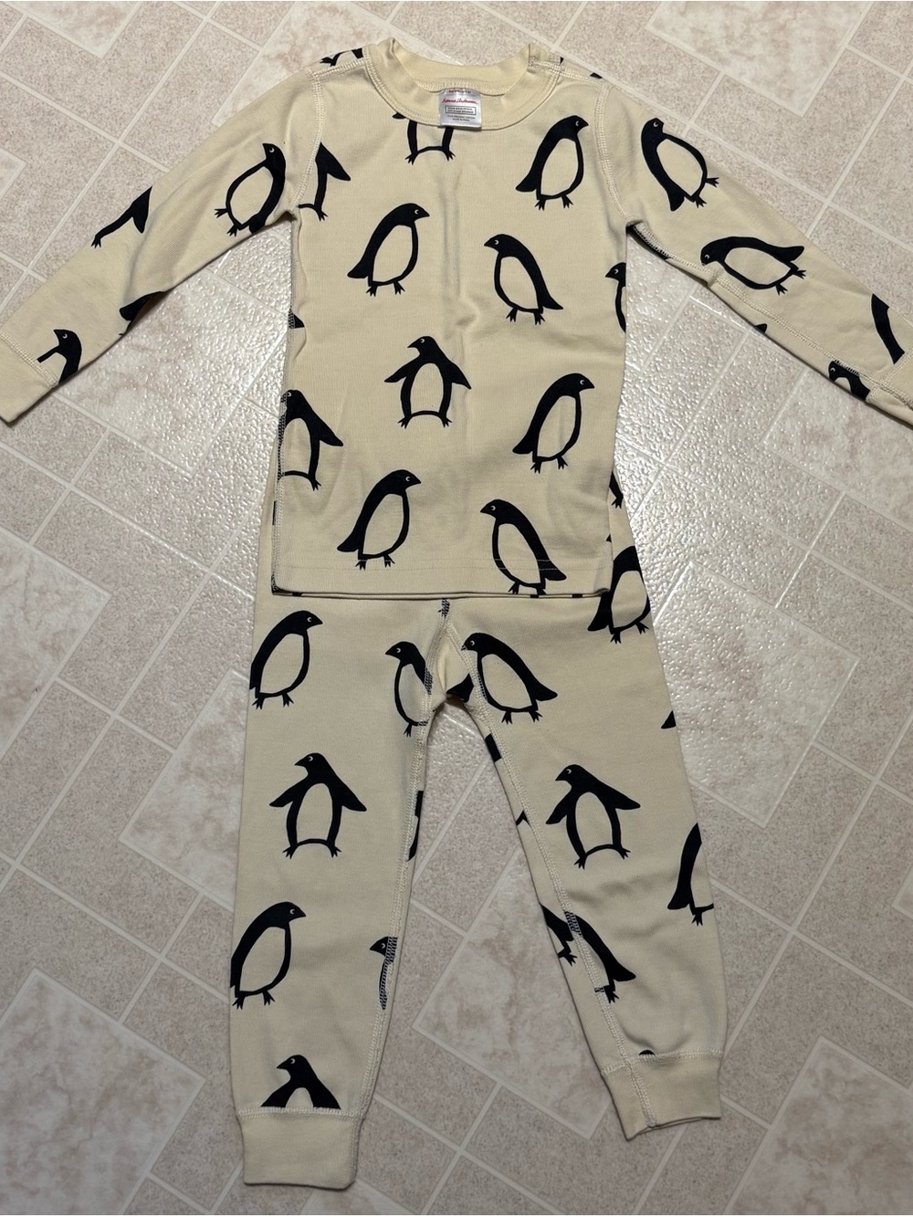 Hanna Andersson Cream Pajama Set with Black Penguin Print - 3T